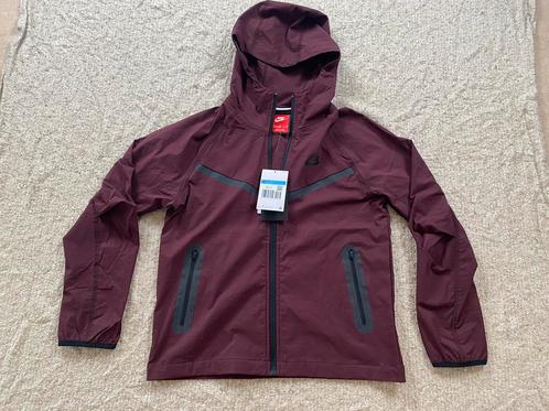 Nike Tech Pack Woven Jacket Kids, Bordeaux Rood, Maat M, New, Kinderen en Baby's, Kinderkleding | Maat 146, Nieuw, Jongen of Meisje
