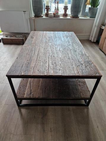 Salon tafel beschikbaar voor biedingen