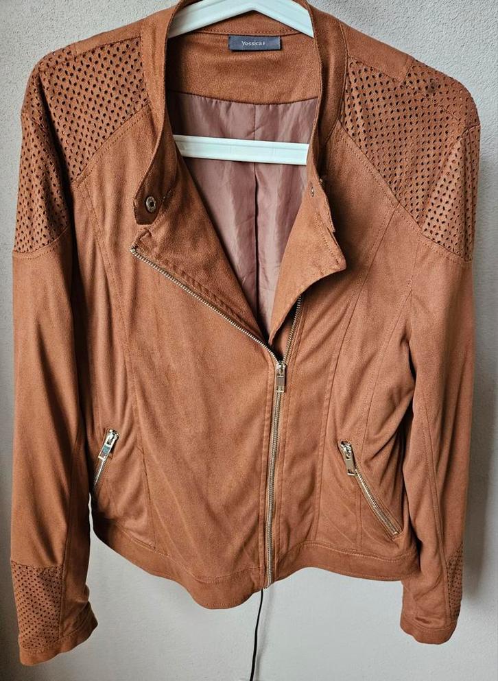 Nieuwstaat - Yessica suedelook jasje maat 42, Kleding | Dames, Jasjes, Kostuums en Pakken, Zo goed als nieuw, Maat 42/44 (L), Bruin