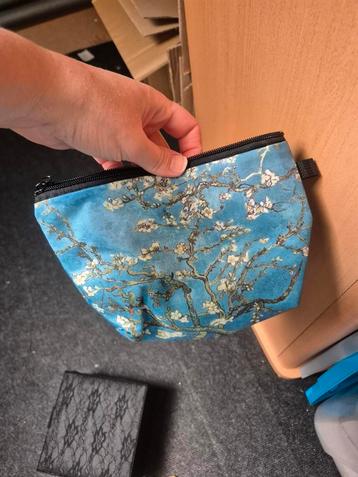 toilettas / make-up tas blauw met bloesem er op beschikbaar voor biedingen