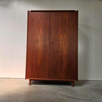 Vintage kledingkast, teak, gedetailleerd beschikbaar voor biedingen