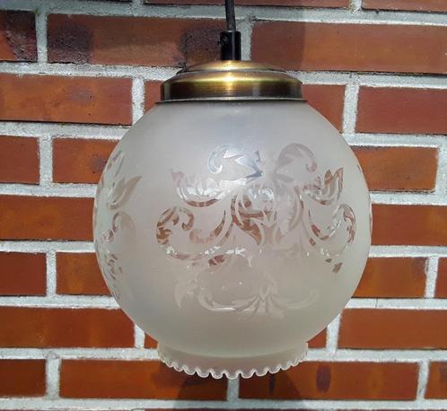 Klassieke brocante hanglamp - wit glas met werkje - bronskle, Huis en Inrichting, Lampen | Hanglampen, Gebruikt, 50 tot 75 cm
