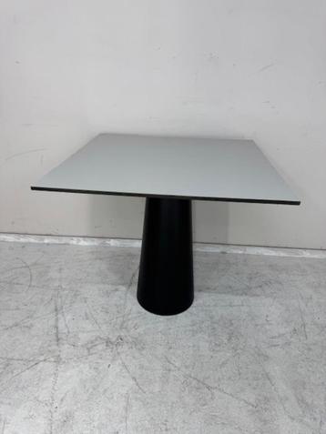 Vergadertafel Moooi container beschikbaar voor biedingen