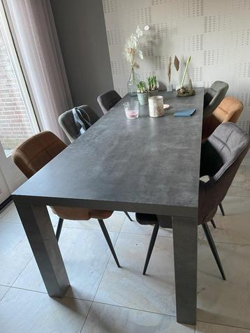 eettafel beschikbaar voor biedingen
