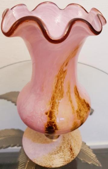 Vaas op voet gesigneerd en met signatuur diamantstift  beschikbaar voor biedingen