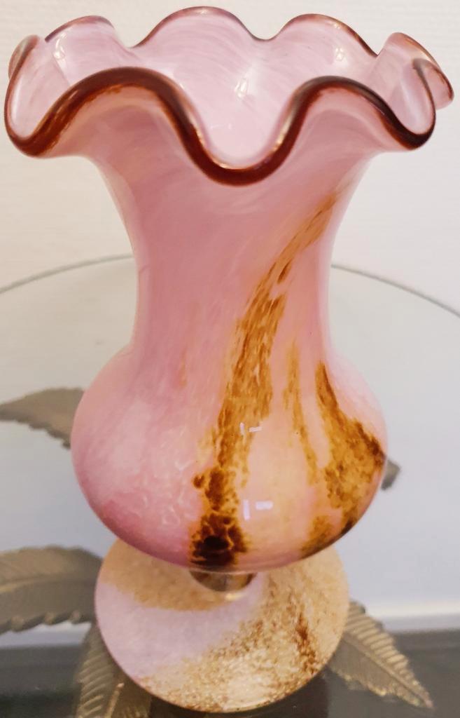 Vaas op voet gesigneerd en met signatuur diamantstift, Antiek en Kunst, Antiek | Vazen, Ophalen of Verzenden