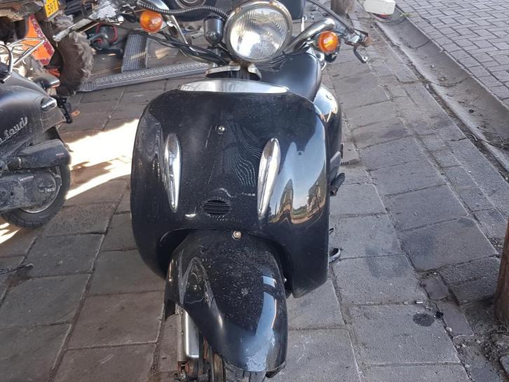 Zeer Mooie scooter, Fietsen en Brommers, Snorfietsen en Snorscooters, Gebruikt, Overige merken, Benzine, Ophalen