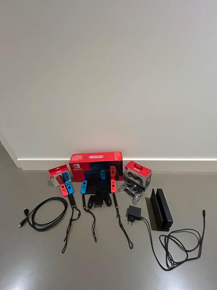 Nintendo switch, Spelcomputers en Games, Spelcomputers | Nintendo Wii, Gebruikt, Met 3 controllers of meer, Met games, Ophalen of Verzenden