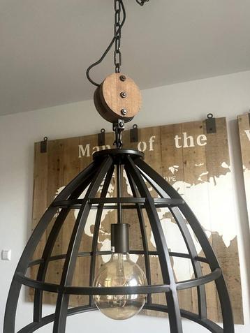  Industriële hanglamp met kooi en houten katrol beschikbaar voor biedingen