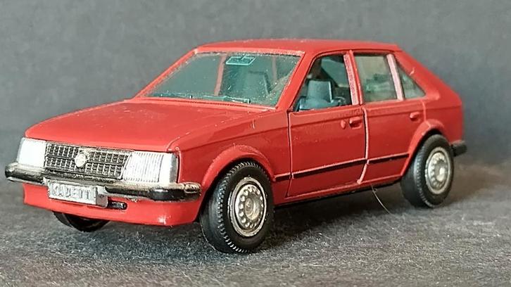 Opel Kadett D 5 deurs 1:43 Gama Mini Pol, Hobby en Vrije tijd, Modelauto's | 1:43, Zo goed als nieuw, Verzenden