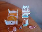 Sylvanian families babykat/bed/kinderstoel, Verzamelen, Poppenhuizen en Toebehoren, Ophalen of Verzenden, Zo goed als nieuw, Poppenhuis
