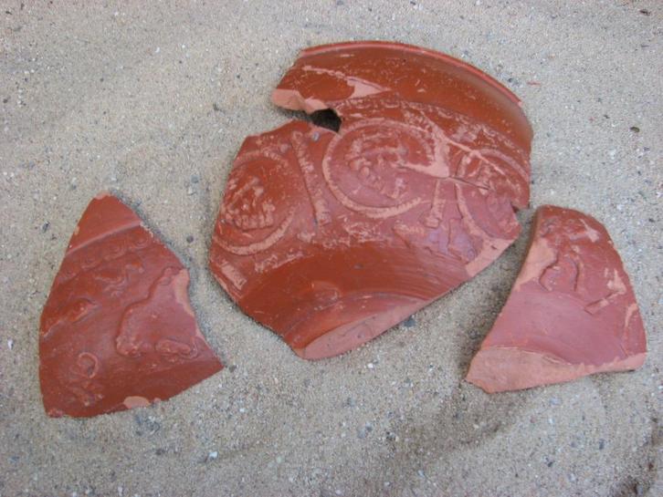 bodemvondst, 3x romeinse terra Sigillata rijk versierd, Antiek en Kunst, Antiek | Schalen, Ophalen of Verzenden