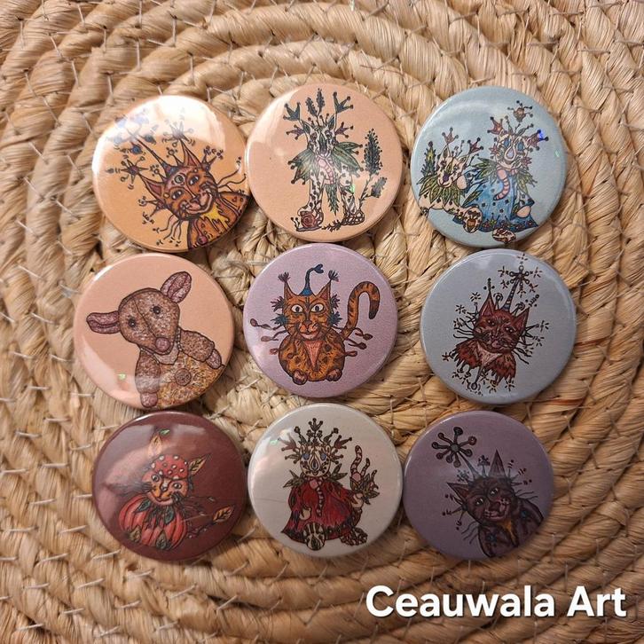 Kunst Illustratie Buttons 38mm  Fantasy, Katten, Koala elfje, Verzamelen, Speldjes, Pins en Buttons, Nieuw, Button, Dier of Natuur