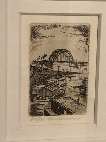Ingekaderde tekening Brug rug over de rivier en boten beschikbaar voor biedingen