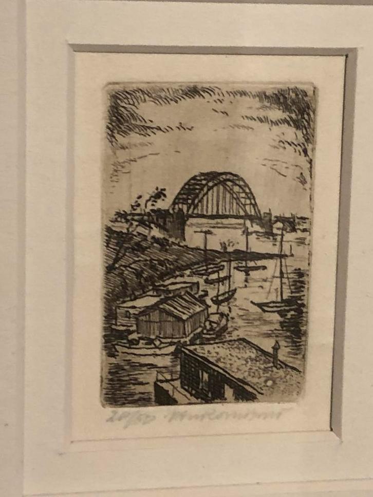 Ingekaderde tekening Brug rug over de rivier en boten, Antiek en Kunst, Kunst | Etsen en Gravures, Ophalen of Verzenden
