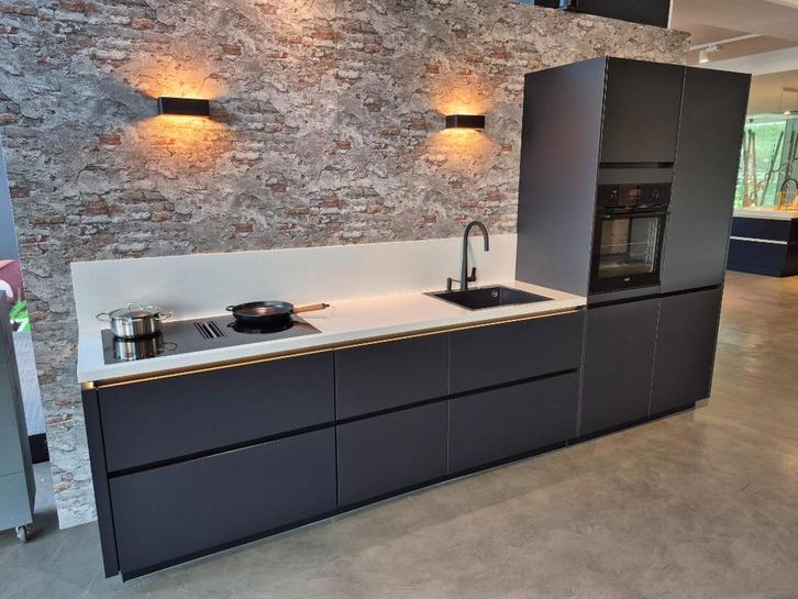 Mat Zwarte Showroomkeuken met AEG en Composiet Werkblad, Huis en Inrichting, Keuken | Complete keukens, Zo goed als nieuw, Enkelwandige keuken