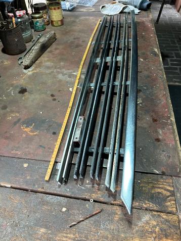 Vintage Engelse grill’s BMC , Leyland beschikbaar voor biedingen