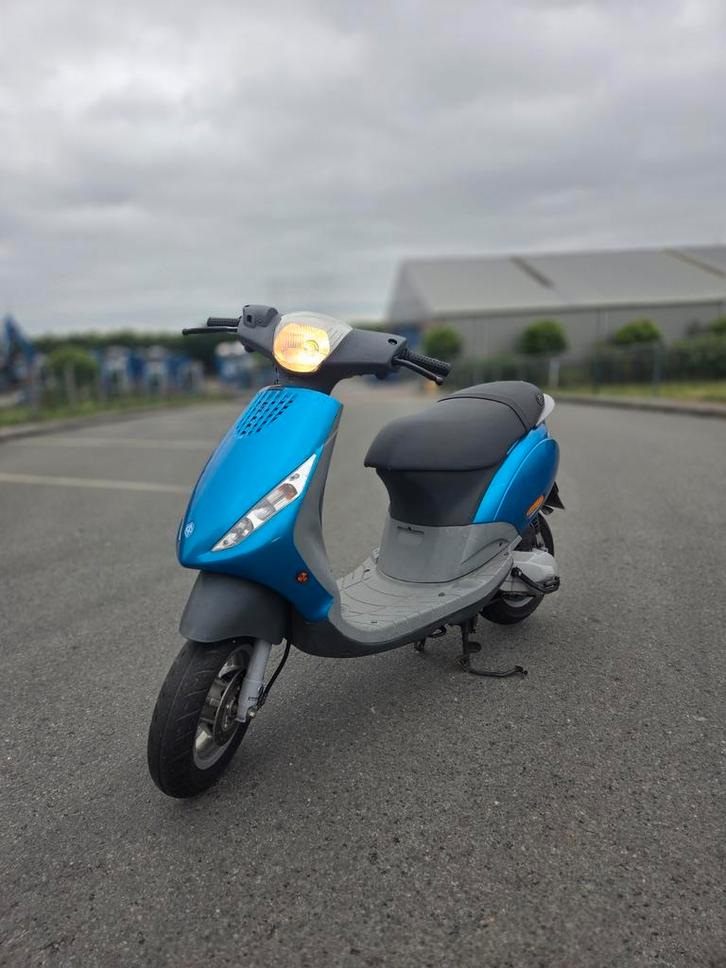 Piaggio zip 2002 2takt Duits erg netjes, Fietsen en Brommers, Scooters | Piaggio, Zo goed als nieuw, Zip, Tweetakt, Ophalen