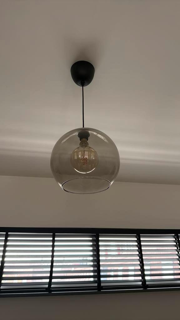 Hanglamp met glazen bol – Grijs rookglas, Huis en Inrichting, Lampen | Plafondlampen, Zo goed als nieuw, Glas, Metaal, Ophalen