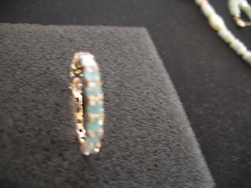 Een mooie Goud Vergulde Ring met Aqua Jade edelsteentjes beschikbaar voor biedingen