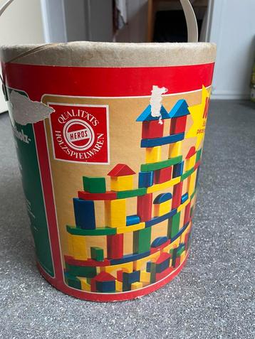 Emmer met houten speelblokken beschikbaar voor biedingen
