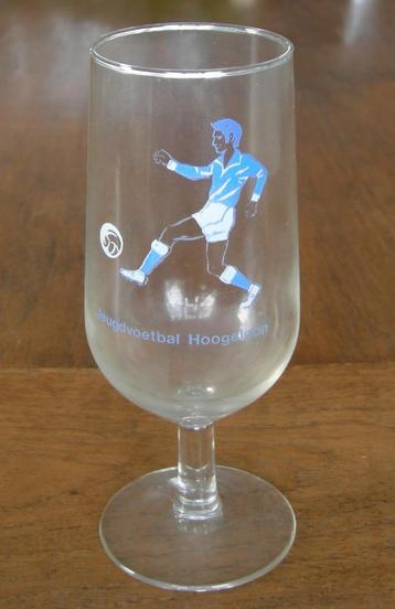 Herinnerings bierglas op voet "Jeugdvoetbal Hoogeloon". beschikbaar voor biedingen