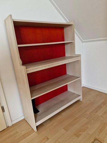 Kast vintage wit kleurig hout beschikbaar voor biedingen