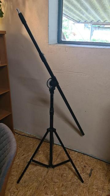 Statief met boomarm en spigot beschikbaar voor biedingen