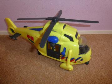 Stoere gele ambulance-helikopter met wieken die echt draaien