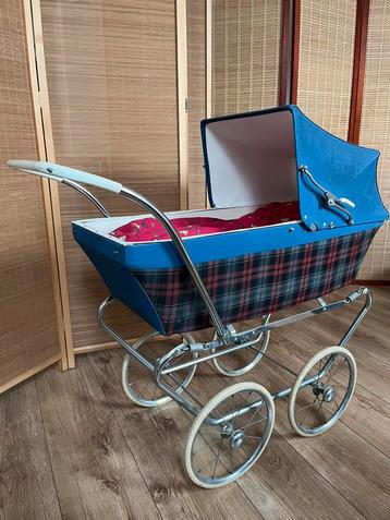 Vintage poppenwagen beschikbaar voor biedingen