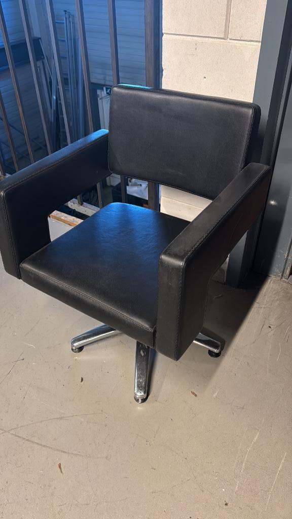 kapper stoel knipstoel zwart pomp vierkant kapsalon thuis, Huis en Inrichting, Stoelen, Zo goed als nieuw, Vijf, Zes of meer stoelen