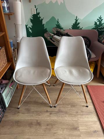 2 witte Kuipstoelen