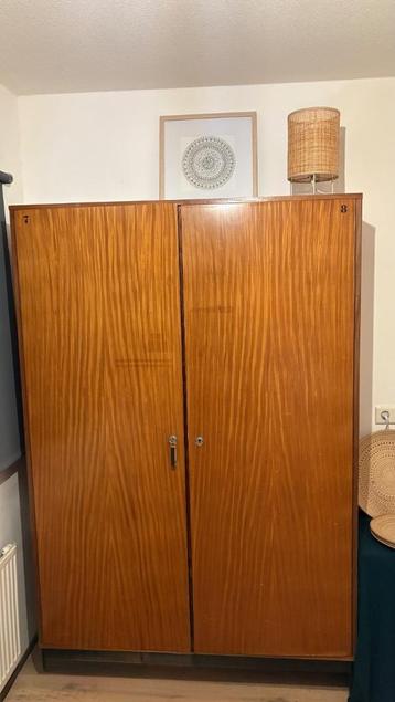 Vintage houten schoolkast met legplanken beschikbaar voor biedingen