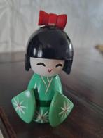 Japanse Kokeshi Doll, groen met bloemetjes., Ophalen of Verzenden