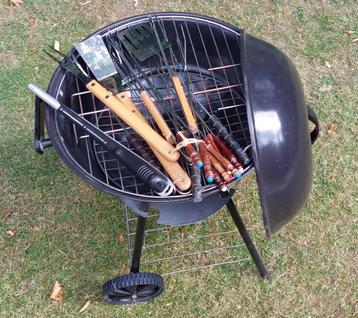 Barbecue hoog 72cm,breed 43.5 cm verrijdbaar met accessoires beschikbaar voor biedingen