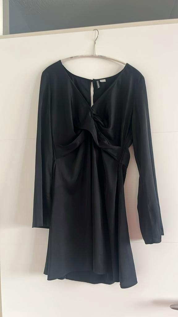 Mooi zwart H&M Divided satijnstof jurkje maat 40 Nieuwstaat, Kleding | Dames, Jurken, Zo goed als nieuw, Maat 38/40 (M), Zwart
