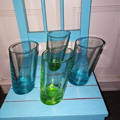 Limonadeglazen schuin in de kleur groen en blauw 4 stuks, Huis en Inrichting, Keuken | Servies, Zo goed als nieuw, Glas of Glazen