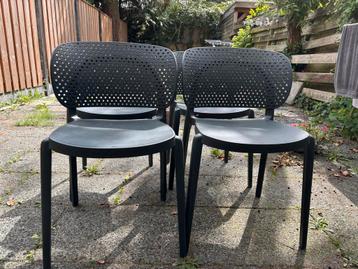 4 Grijze Kunststof Stoelen beschikbaar voor biedingen