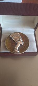 Antieke  Egyptische farao broche,Godin  Nefertiti., Sieraden, Tassen en Uiterlijk, Ophalen of Verzenden, Goud, Broche, Verguld