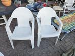 Twee witte tuinstoelen, Ophalen