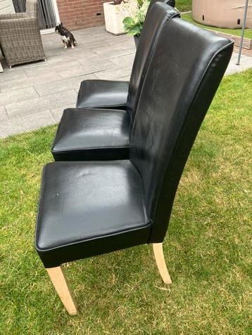 3 leren zwarte stoelen beschikbaar voor biedingen