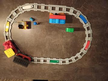 Lego Duplo trein met rails en treinstation beschikbaar voor biedingen