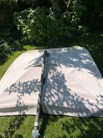 Solero parasol beschikbaar voor biedingen