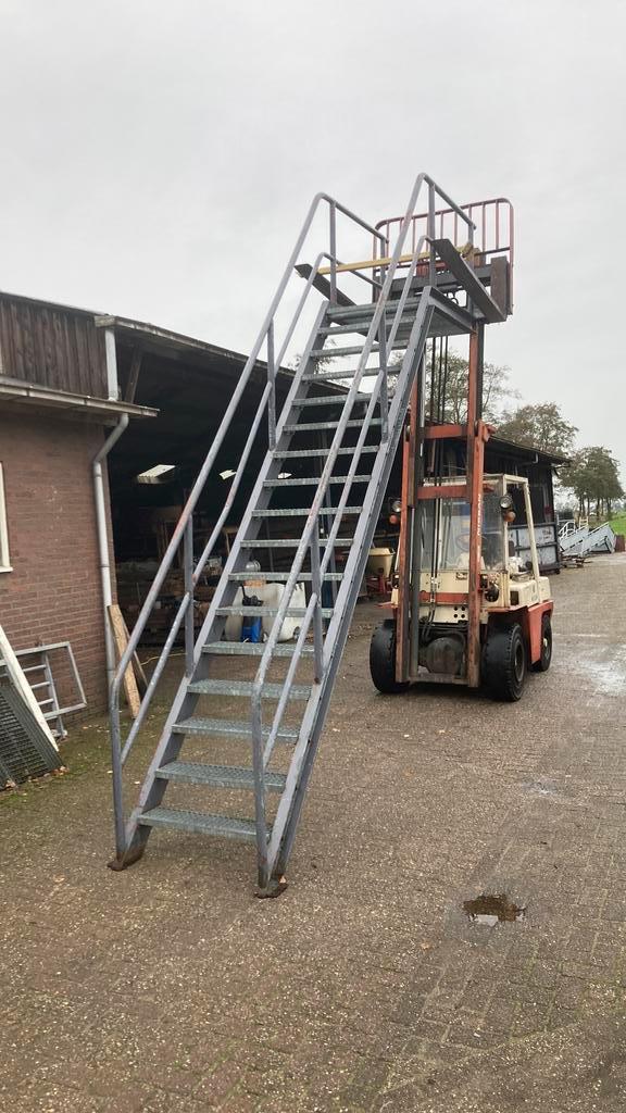 Stalen trap, Doe-het-zelf en Verbouw, Ladders en Trappen, Zo goed als nieuw, 2 tot 4 meter, Ophalen