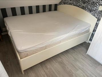 Wit 2 persoonsbed met matras en dekmatras