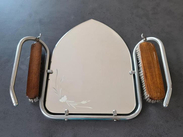 jaren 50 vintage geslepen halspiegel met borstels spiegel, Antiek en Kunst, Antiek | Spiegels, Minder dan 50 cm, Minder dan 100 cm