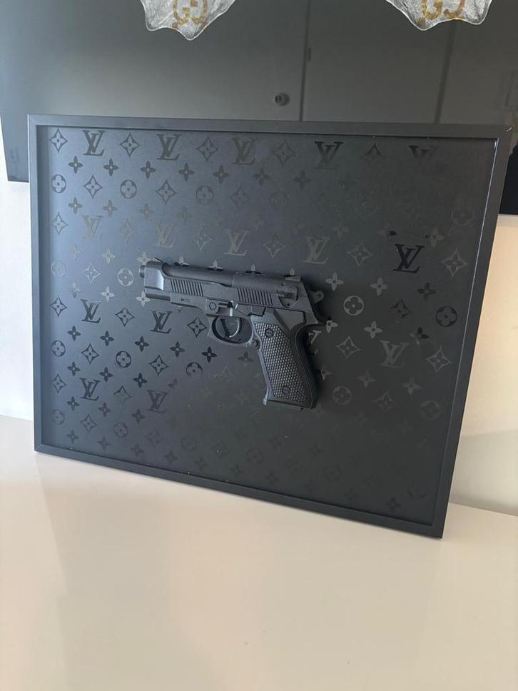 Louis Vuitton "pistool" schilderij Exclusive Luxury Wall Art, Huis en Inrichting, Woonaccessoires | Schilderijen, Tekeningen en Foto's