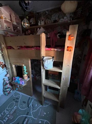 Hoogslaper met huisje en evt matras beschikbaar voor biedingen