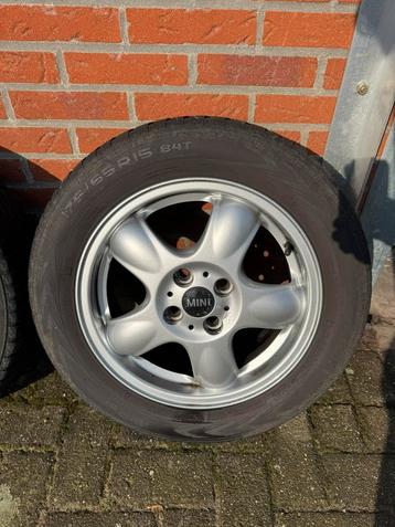 Mini cooper one wielen met winterbanden beschikbaar voor biedingen