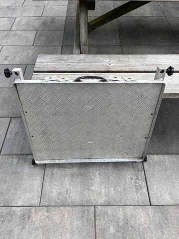 Aluminium vis plateau beschikbaar voor biedingen